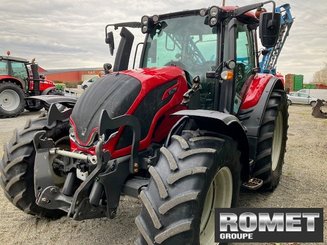 Tracteur agricole Valtra N135 - 1