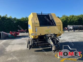 Presse à balles rondes New Holland BR7070 - 1